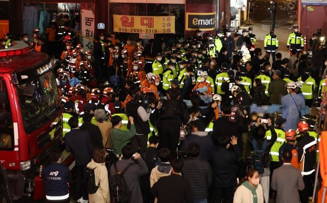 지난 2022년 10월 29일 발생한 서울 용산구 이태원 핼러윈 인명사고 현장에서 구급대원들이 구조활동을 벌이고 있다.ⓒ연합뉴스