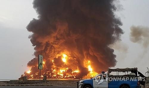 지난 7월 이스라엘군 공격으로 화염에 휩싸인 예멘 호데이다 항구.EPA/연합뉴스