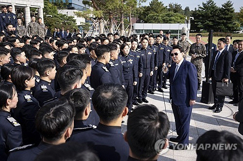 윤석열 대통령이 지난 25일 서울 용산 대통령실 앞에서 견학 온 공군사관학교 4학년 생도들을 만나 격려사를 하고 있다. [대통령실 제공]