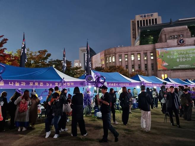 26일 저녁 서울 중구 서울광장에서 이태원 2주기를 기억하고 추모할 수 있는 부스들이 운영되고 있다. 고나린 기자