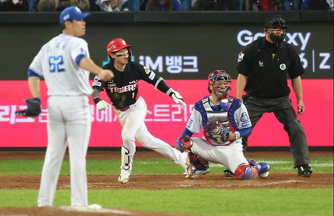 <yonhap photo-7753="">25일 대구 삼성라이온즈파크에서 열린 2024 신한 SOL뱅크 KBO 포스트시즌 한국시리즈 3차전 KIA 타이거즈와 삼성 라이온즈의 경기. 9회초 2사 만루 KIA 박찬호가 라인을 살짝 벗어난 파울을 치고 달려나가고 있다. [연합뉴스]</yonhap>