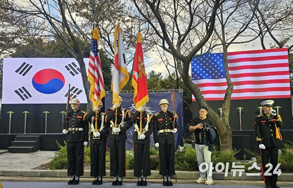 '레클리스 동상 제막식'에서 태극기, 성조기, 해병대기가 입장 도열하고 있다. [사진=박태진 기자]