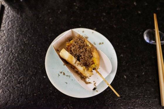 9년 숙성 타래 소스와 홀그레인 머스타드, 트러플 등으로 맛을 낸 츠쿠네. 사진 김성현