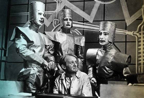 ‘로봇’이란 말을 최초로 대중화한 연극 ‘로줌 유니버설 로봇’(1920)이 1938년 영국 BBC 방송에 의해 TV극으로 방영되는 모습. [사진 BBC]