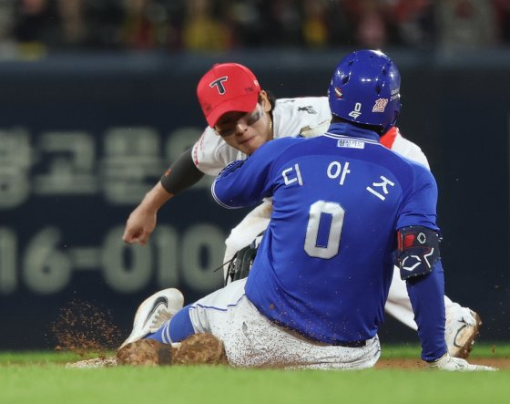 지난 23일 광주 기아챔피언스필드에서 열린 2024 신한 SOL뱅크 KBO 포스트시즌 한국시리즈 2차전 삼성 라이온즈와 KIA 타이거즈의 경기. 7회초 삼성 선두타자로 나선 디아즈가 타격 후 2루에서 슬라이딩하다 KIA 박찬호에게 아웃당하고 있다. 연합뉴스