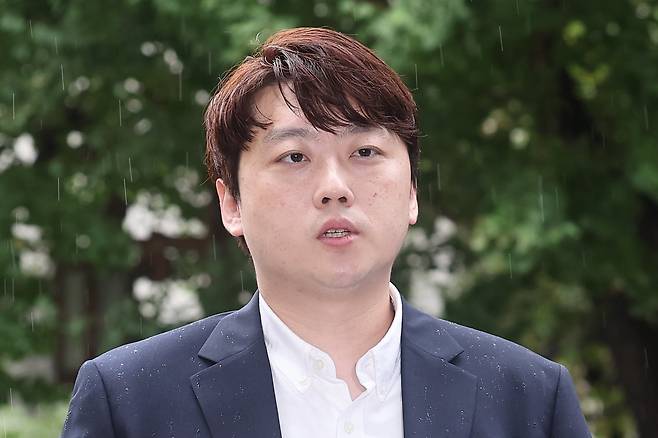 박단 대한전공의협의회(대전협) 비상대책위원장이 참고인 조사를 위해 지난 8월 21일 오전 서울 마포구 서울경찰청 광역수사단으로 출석하며 취재진에 입장을 밝히고 있다. 연합뉴스