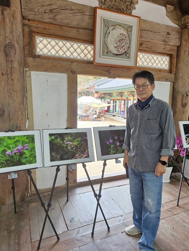 ▲천은사 보제루 ‘야생화 사진전’ 에서 김인호 씨