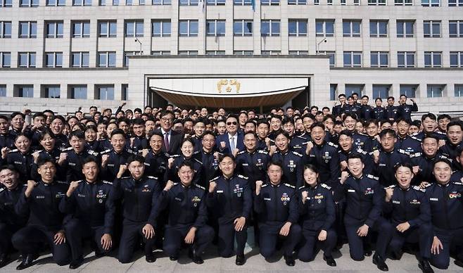 윤석열 대통령이 지난 25일 서울 용산 대통령실 앞에서 견학 온 공군사관학교 4학년 생도들을 만나 기념촬영을 하고 있다. 연합뉴스