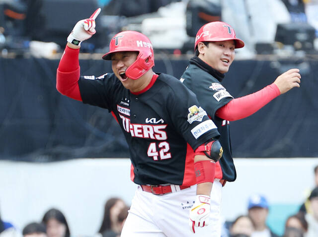 26일 대구 삼성라이온즈파크에서 열린 ‘2024 신한 SOL뱅크 KBO’ 포스트시즌 한국시리즈 4차 삼성 라이온즈전 3회초 2사 만루서 KIA 김태군이 만루 홈런을 치고 기뻐하고 있다. 연합뉴스