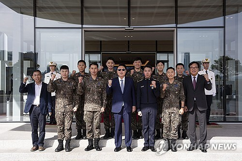 공군사관학교 영관급 및 위관급 장교들과 기념촬영 하는 윤석열 대통령 / 사진=연합뉴스