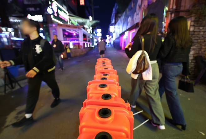 핼러윈데이(10월 31일)를 엿새 앞둔 지난 25일 저녁 서울 용산구 이태원 골목에 시민들의 안전한 통행을 위한 바리케이드가 설치돼 있는 모습. [사진 출처 = 연합뉴스]