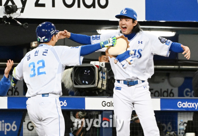 25일 오후 대구광역시 연호동 대구삼성라이온즈파크에서 진행된 '2024 프로야구 KBO리그 포스트시즌' 한국시리즈 3차전 삼성라이온즈와 KIA타이거즈의 경기. 삼성 구자욱(오른쪽)이 7회말 솔로홈런을 터뜨린 김헌곤과 환호하고 있다./대구=송일섭 기자