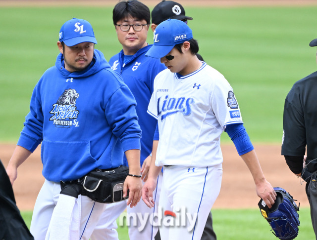 26일 오후 대구광역시 연호동 대구삼성라이온즈파크 에서 진행된 '2024 프로야구 KBO리그 포스트시즌' 한국시리즈 4차전 삼성라이온즈와 KIA타이거즈의 경기. 삼성 원태인이 3회초 무사 1,3루서 교체되고 있다./대구=송일섭 기자