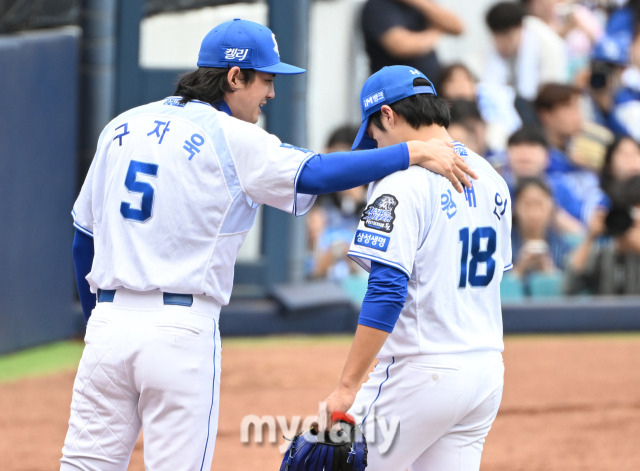 26일 오후 대구광역시 연호동 대구삼성라이온즈파크 에서 진행된 '2024 프로야구 KBO리그 포스트시즌' 한국시리즈 4차전 삼성라이온즈와 KIA타이거즈의 경기. 삼성 구자욱이 3회초 교체되는 원태인을 격려하고 있다./대구=송일섭 기자