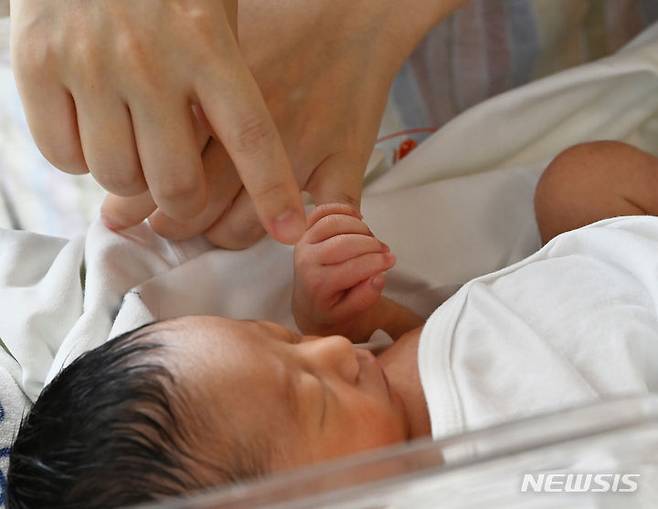 [수원=뉴시스] 김종택 기자 = 세계 인구의 날인 11일 경기도 수원시 쉬즈메디 병원에서 한 산모가 아기를 돌보고 있다. 세계 인구의 날은 전 세계 인구가 50억 명이 넘은 것을 기념하고 인구문제 관심을 높이기 위해 1989년 UN개발계획(UNDP)이 제정한 기념일이다. 2024.07.11. jtk@newsis.com