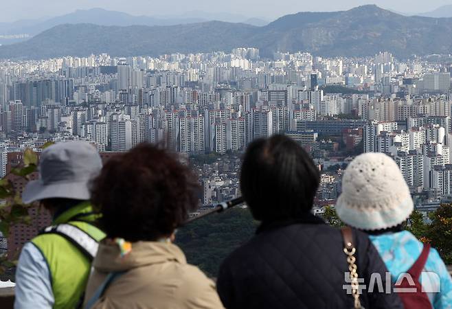 [서울=뉴시스] 김명년 기자 = 소비자들의 집값 상승 전망이 9개월 만에 하락했다. 정부의 가계대출 관리 강화에 따른 아파트 매매 거래 감소와 매매 가격 상승세 둔화 영향이다. 23일 한국은행이 발표한 '10월 소비자동향조사'에 따르면 주택가격전망CSI는 116으로 전달(119)보다 3포인트 떨어졌다. 하락 이후 9개월 만에 내림세다. 사진은 23일 오후 서울 남산에서 바라본 서울 시내. 2024.10.23. kmn@newsis.com