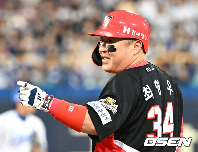 [OSEN=대구, 이대선 기자] 25일 대구삼성라이온즈파크에서 2024 신한 SOL뱅크 KBO 한국시리즈 3차전 삼성 라이온즈와 KIA 타이거즈의 경기가 열렸다.삼성은 대니 레예스, KIA는 에릭 라우어를 선발 투수로 내세웠다.6회초 2사 2루에서 KIA 최형우가 우전 적시타를 치고 환호하고 있다. 2024.10.25 / sunday@osen.co.kr