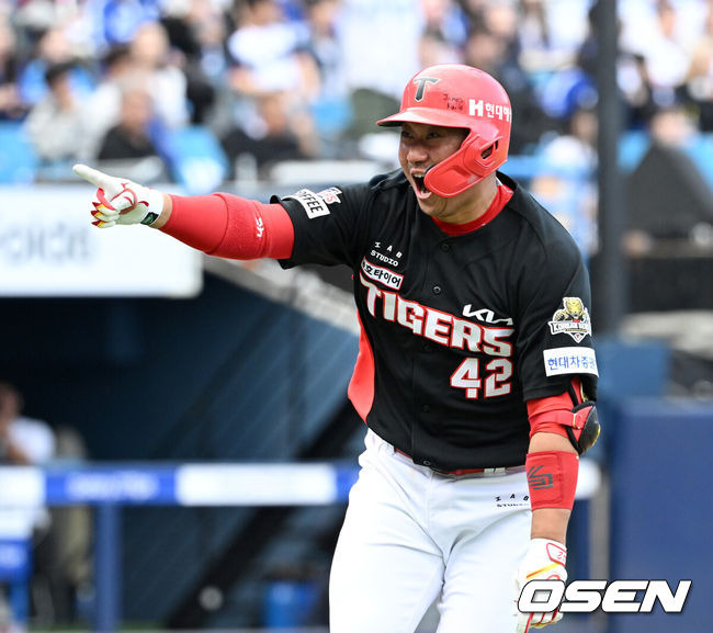 [OSEN=대구, 이대선 기자] 26일 대구삼성라이온즈파크에서 2024 신한 SOL뱅크 KBO 한국시리즈 4차전 삼성 라이온즈와 KIA 타이거즈의 경기가 열렸다.삼성은 원태인, KIA는 제임스 네일을 선발 투수로 내세웠다.3회초 1사 만루에서 KIA 김태군이 만루 홈런을 치고 환호하고 있다. 2024.10.26 / sunday@osen.co.kr