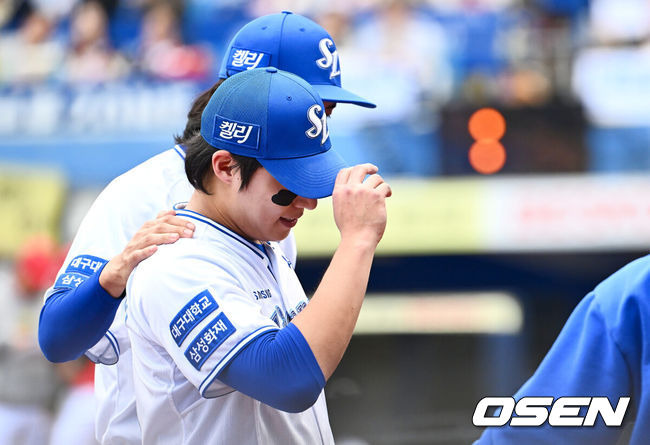 [OSEN=대구, 이석우 기자] 26일 대구 삼성라이온즈파크에서 2024 신한 SOL뱅크 KBO 포스트시즌 한국시리즈 삼성 라이온즈와 KIA 타이거즈의 4차전 경기가 열렸다. 홈팀 삼성은 원태인, 방문팀 KIA는 네일을 선발 투수로 내세웠다.삼성 라이온즈 선발투수 원태인이 3회초 마운드를 내려오자 구자욱이 위로하고 있다. 2024.10.26 / foto0307@osen.co.kr