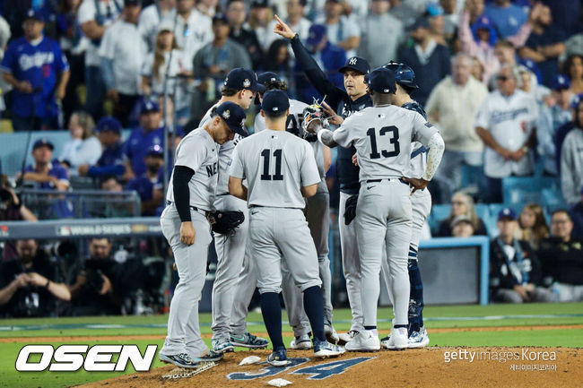 [사진] 뉴욕 양키스 애런 분 감독이 마운드에 올라 선수들과 이야기하고 있다. ⓒGettyimages(무단전재 및 재배포 금지)