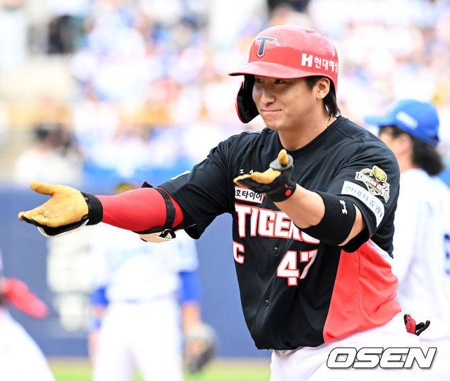 [OSEN=대구, 이대선 기자] 26일 대구삼성라이온즈파크에서 2024 신한 SOL뱅크 KBO 한국시리즈 4차전 삼성 라이온즈와 KIA 타이거즈의 경기가 열렸다.삼성은 원태인, KIA는 제임스 네일을 선발 투수로 내세웠다.3회초 1사 1,2루에서 KIA 나성범이 우전 안타를 치고 환호하고 있다. 2024.10.26 / sunday@osen.co.kr