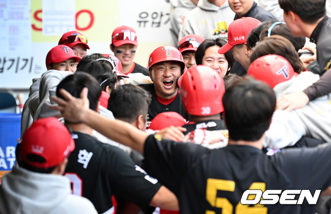 [OSEN=대구, 이대선 기자] 26일 대구삼성라이온즈파크에서 2024 신한 SOL뱅크 KBO 한국시리즈 4차전 삼성 라이온즈와 KIA 타이거즈의 경기가 열렸다.삼성은 원태인, KIA는 제임스 네일을 선발 투수로 내세웠다.3회초 1사 만루에서 KIA 김태군이 만루 홈런을 치고 더그아웃에서 환호하고 있다. 2024.10.26 / sunday@osen.co.kr