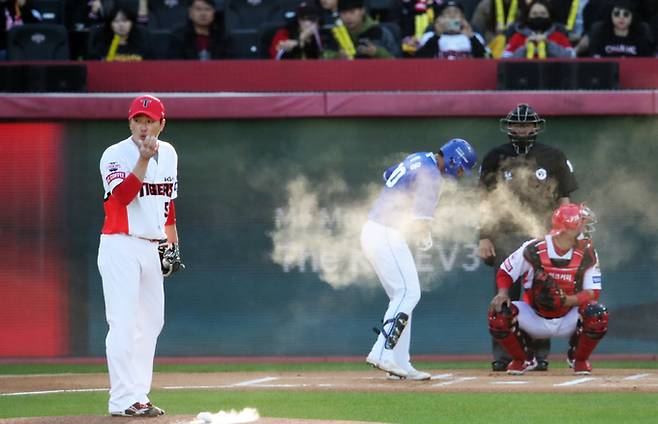 23일 오후 광주 기아챔피언스필드에서 재개된 프로야구 '2024 신한 SOL 뱅크 KBO 포스트시즌' 한국시리즈 1차전 서스펜디드 게임 삼성 라이온즈와 KIA 타이거즈의 경기, 6회초 KIA 전상현이 마운드에 올라 로진 가루를 불고 있다. 전상현은 이날 승부처인 6회초 등판해 1과 2/3이닝을 1볼넷 2탈삼진 무실점으로 막아내며 데일리 MVP에 선정됐다.   뉴스1