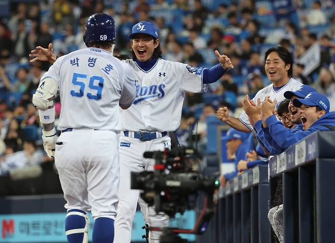 25일 대구 수성구 대구삼성라이온즈파크에서 열린 2024 KBO 포스트시즌 한국시리즈 3차전 KIA 타이거즈와 삼성 라이온즈의 경기, 7회말 무사 주자 없는 상황에서 삼성 박병호가 솔로 홈런을 때린 뒤 구자욱과 기뻐하고 있다.   뉴시스