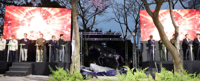 26일 제주시 애월읍 렛츠런파크 제주에서 열린 '제19회 제주마 축제'에서 6·25 한국전쟁 영웅 제주마 ‘레클리스(Reckless)’ 동상 제막식이 진행되고 있다. 뉴스1