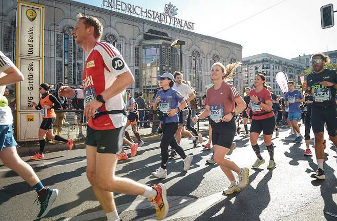 세계 6대 마라톤으로 꼽히는 베를린 마라톤은 세계 각국에서 온 마라토너들로 북적였다. 초보 러너인 필자(가운데 모자 쓴 사람)만 긴 레깅스를 입고 있다. [베를린=허문명 기자]