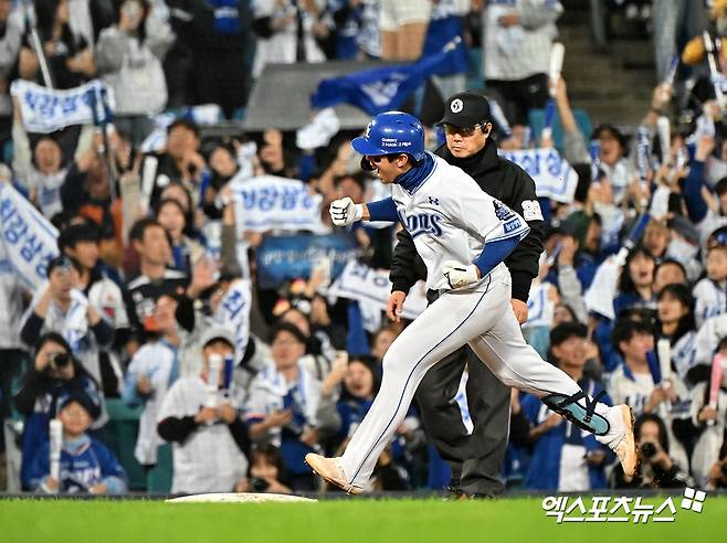 삼성 내야수 김영웅은 25일 삼성라이온즈파크에서 열린 '2024 신한 SOL Bank KBO 포스트시즌' KIA와 한국시리즈(7전 4승제) 3차전에서 7번타자 3루수로 선발 출전했다. 이날 우측 담장을 넘어가는 솔로 홈런을 터트려 공격에 활력을 불어넣었다. 대구, 김한준 기자