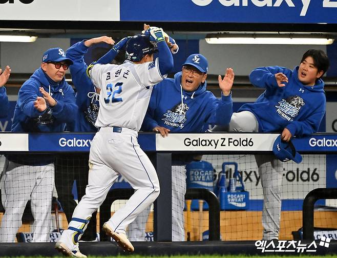 삼성 외야수 김헌곤은 25일 삼성라이온즈파크에서 열린 '2024 신한 SOL Bank KBO 포스트시즌' KIA와 한국시리즈(7전 4승제) 3차전에서 5번타자 좌익수로 선발 출전했다. 이날 좌측 담장을 넘어가는 솔로 홈런과 실점을 막는 환상적인 다이빙캐치를 선보여 팀 승리에 힘을 보탰다. 대구, 김한준 기자