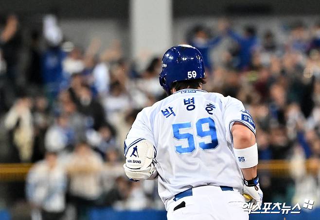 삼성 내야수 박병호는 25일 삼성라이온즈파크에서 열린 '2024 신한 SOL Bank KBO 포스트시즌' KIA와 한국시리즈(7전 4승제) 3차전에서 6번타자 지명타자로 선발 출전했다. 이날 우측 담장을 넘어가는 솔로 홈런을 터트려 공격에 활력을 불어넣었다. 대구, 김한준 기자