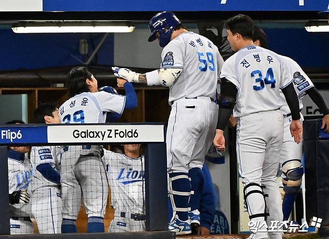 삼성 내야수 박병호는 25일 삼성라이온즈파크에서 열린 '2024 신한 SOL Bank KBO 포스트시즌' KIA와 한국시리즈(7전 4승제) 3차전에서 6번타자 지명타자로 선발 출전했다. 이날 우측 담장을 넘어가는 솔로 홈런을 터트려 공격에 활력을 불어넣었다. 대구, 김한준 기자