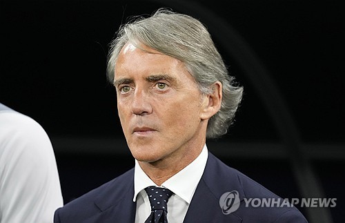 사우디아라비아 축구대표팀을 이끌고 아시안컵에서 한국을 상대했던 로베르토 만치니 감독이 경질됐다. 과거 맨체스터 시티를 지휘하며 프리미어리그(PL) 우승을, 이탈리아 대표팀에서 유럽축구연맹(UEFA) 유럽축구선수권대회 우승을 달성하는 등 화려한 이력을 보유한 만치니 감독은 프로리그와 대표팀을 중심으로 축구 저변을 넓히려는 사우디아라비아의 선택을 받아 지난해 지휘봉을 잡았지만 성적 부진으로 인해 감독으로 선임되고 14개월 만에 경질되고 말았다. 사진 연합뉴스