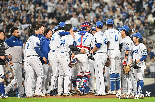 25일 오후 대구삼성라이온즈파크에서 열린 '2024 신한 SOL Bank KBO 한국시리즈' KIA 타이거즈와 삼성 라이온즈의 3차전 경기, 삼성이 선발 레예스의 호투와 홈런 4방에 힘입어 KIA에 4:2 승리를 거뒀다.  이날 경기에서 승리한 삼성 선수들이 기뻐하고 있다. 엑스포츠뉴스 DB