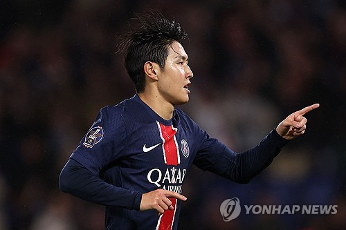 파리 생제르맹(PSG)는 오는 28일(한국시간) 오전 4시45분 프랑스 마르세유에 위치한 오렌지 벨로드롬에서 올랭피크 드 마르세유와 2024-25시즌 프랑스 리그1 9라운드 원정 경기를 치른다. 경기를 앞두고 각종 매체들은 이강인이 선발이 아닌 벤치에서 출발하고 마르코 아센시오가 9번 공격수로 출전할 것으로 예상했다. 연합뉴스