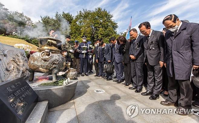 박정희 대통령 묘역 찾은 정치인들 [연합뉴스 자료사진. 재판매 및 DB 금지]