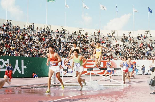 서울운동장에서 열린 제62회 전국체전 3000ｍ 장애물 경기. 1981년 [임정의 제공]