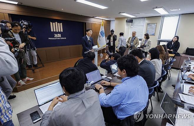 김건희 여사 도이치모터스 관련 의혹, 검찰 '불기소' 발표 (서울=연합뉴스) 황광모 기자 = 조상원 서울중앙지검 4차장이 17일 오전 서울 서초구 서울중앙지검에서 윤석열 대통령 부인 김건희 여사의 도이치모터스 시세조종 가담 의혹 사건 관련 수사결과를 발표하고 있다. 2024.10.17 hkmpooh@yna.co.kr