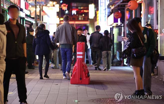 시민들 안전 통행 위해 설치된 바리케이드 (서울=연합뉴스) 김도훈 기자 = 핼러윈데이(10월 31일)를 엿새 앞둔 25일 저녁 서울 용산구 이태원 골목에 시민들의 안전한 통행을 위한 바리케이드가 설치돼 있다. 2024.10.25 superdoo82@yna.co.kr