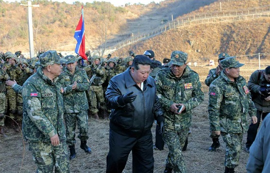 이달 7일 김정은 북한 국무위원장(가운데)이 조선인민군 서부지구 중요 작전 훈련기지를 방문할 당시 오른쪽에서 수첩을 들고 수행했던 김영복 인민군 총참모부 부총참모장. 사진=뉴시스