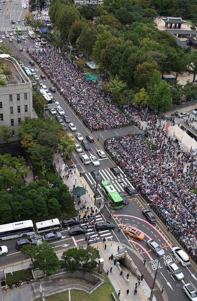 지난 3일 서울 세종대로에서 대규모 집회가 진행되고 있다. 기사 내용과 직접적으로 관련 없음. (사진= 연합뉴스)