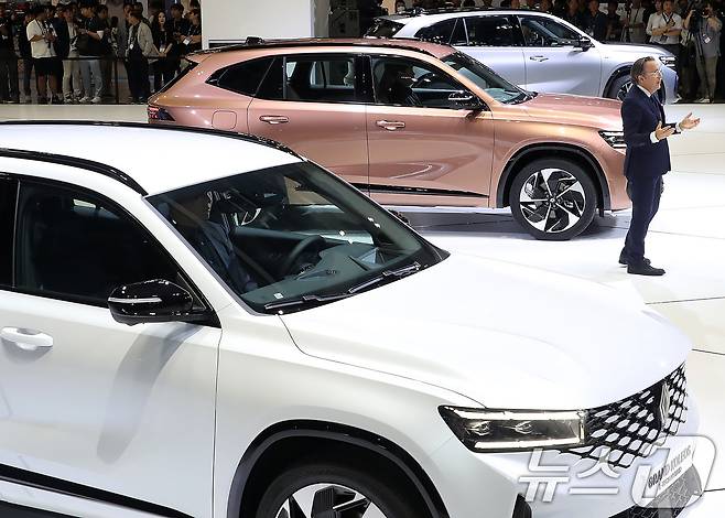 27일 부산 해운대구 벡스코 제1전시장에서 열린 '2024 부산모빌리티쇼' 프레스데이 행사에서 르노코리아가 신차 '그랑 콜레오스'를 세계 최초로 공개하고 있다. 2024.6.27/뉴스1 ⓒ News1 윤일지 기자