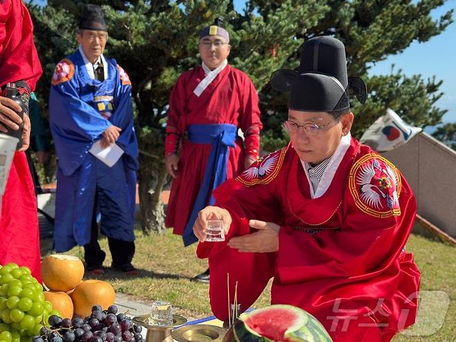 지난 25일 '독도의 날'을 맞아 열린 '안용복 장군 추모제'에서 임진욱 케이알컴퍼니 대표가 충혼비 앞에서 제향주로 독도소주를 올리고 있다.2024.10.25/뉴스1 ⓒ News1 이강 기자