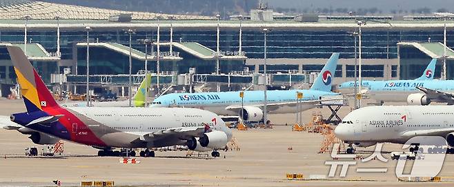 날인천국제공항 활주로에 세워져 있는 대한항공과 아시아나항공 여객기. 2024.6.17/뉴스1 ⓒ News1 김진환 기자