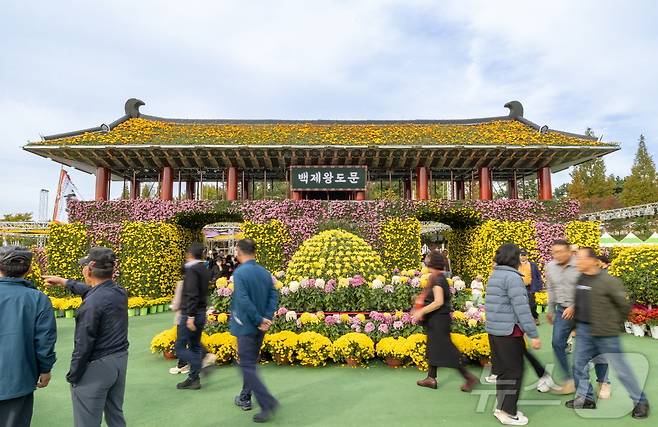 27일 익산 천만송이 국화축제가 열흘간의 축제여정을 마무리한 가운데 백제왕도문 모습(익산시 제공) ⓒ News1 장수인 기자