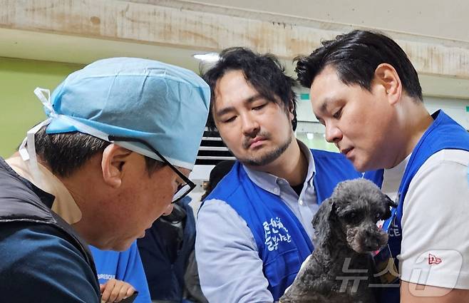 염진호·심용희 수의사와 김대진 메디벳주식회사 대표가 27일 경기 용인시 소재 레인보우쉼터에서 봉사활동을 진행했다. ⓒ 뉴스1