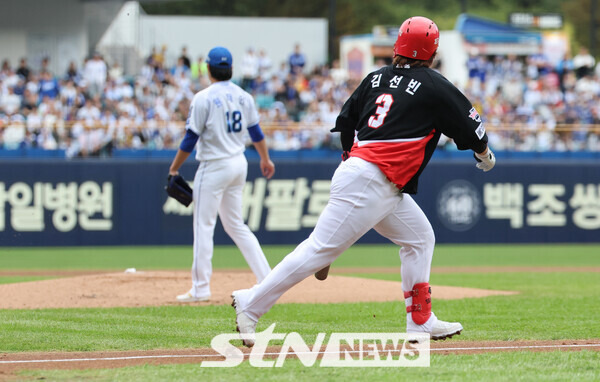 26일 대구 수성구 대구삼성라이온즈파크에서 열린 2024 KBO 포스트시즌 한국시리즈 4차전 KIA 타이거즈와 삼성 라이온즈의 경기, 1회초 무사 1루 KIA 김선빈이 삼성 선발 원태인과 10구 승부 끝에 2루타를 치고 출루하고 있다. 사진┃뉴시스