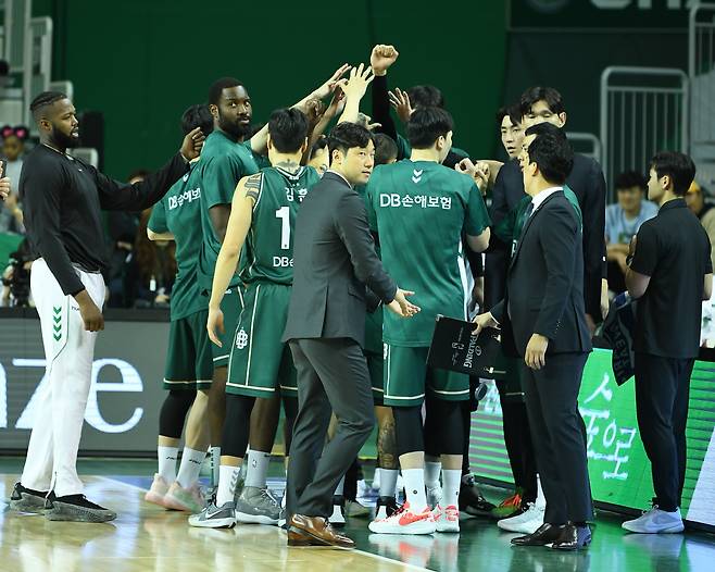 DB 오누아쿠와 선수단. 사진제공=KBL